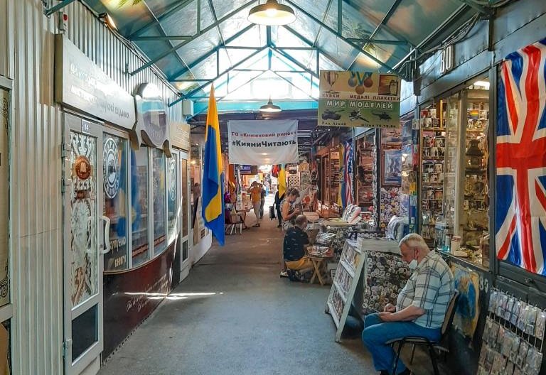 Ринок порожніх полиць: як працює книжковий «Петрівка» Ринок порожніх полиць: як працює книжковий «Петрівка»