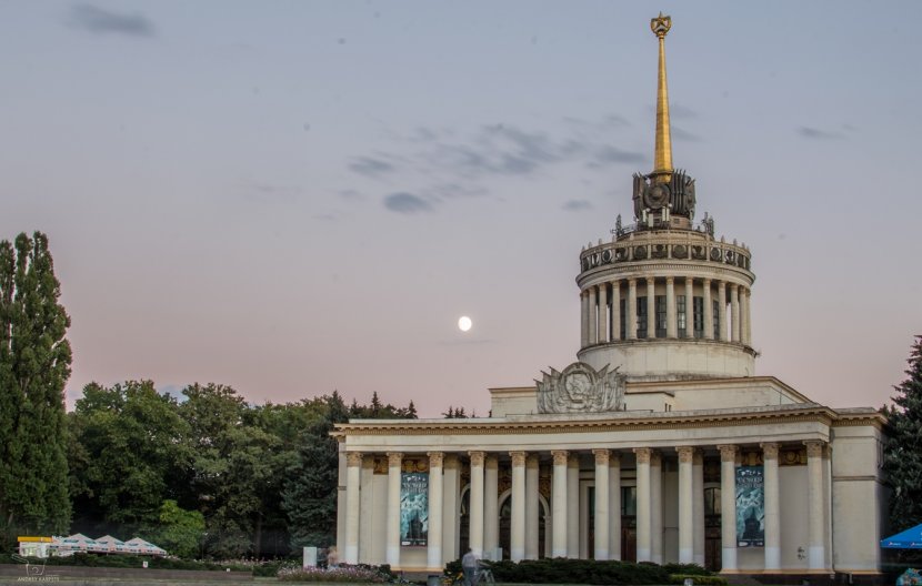 Такий різний ВДНГ: оранжерея Гаррі Поттера, таємничий палац та пляж Малібу Такий різний ВДНГ: оранжерея Гаррі Поттера, таємничий палац та пляж Малібу