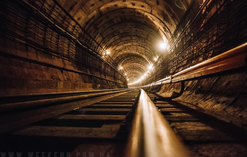 Ночь в метро: три рельса, плеть и селфи Ночь в метро: три рельса, плеть и селфи