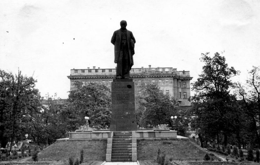 Памятник Шевченко: вместо княгини и императора Памятник Шевченко: вместо княгини и императора