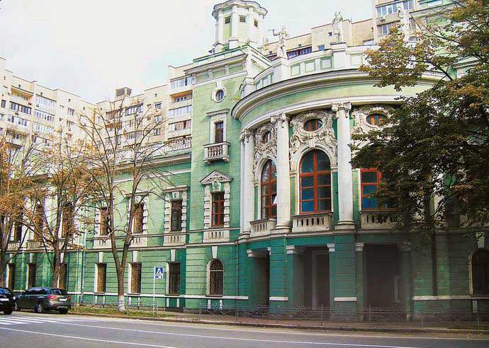 Бывшее здание ипподрома на Печерске. 2012