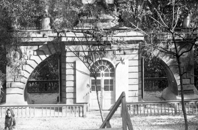Вид нижней части памятника от Владимирского спуска. 1900-е