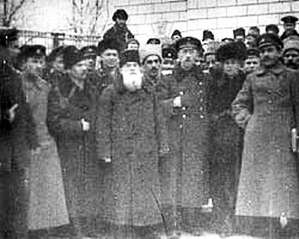 М. С. Грушевский у Педагогического музея. 1917 г.