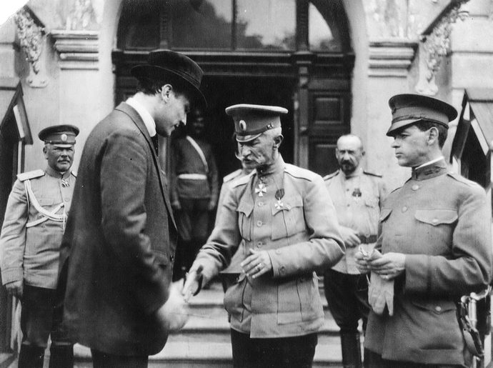 М. И. Терещенко (слева) с генералом А. А. Брусиловым